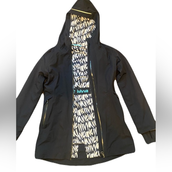 Ivivva Girls lightweight jacket for outdoors or rain Sz 8-10 - Picture 3 of 4